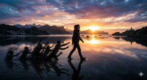 Persona caminando sobre el agua al atardecer con figuras difusas a su alrededor.