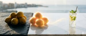 Limones y un cóctel de limón en una mesa