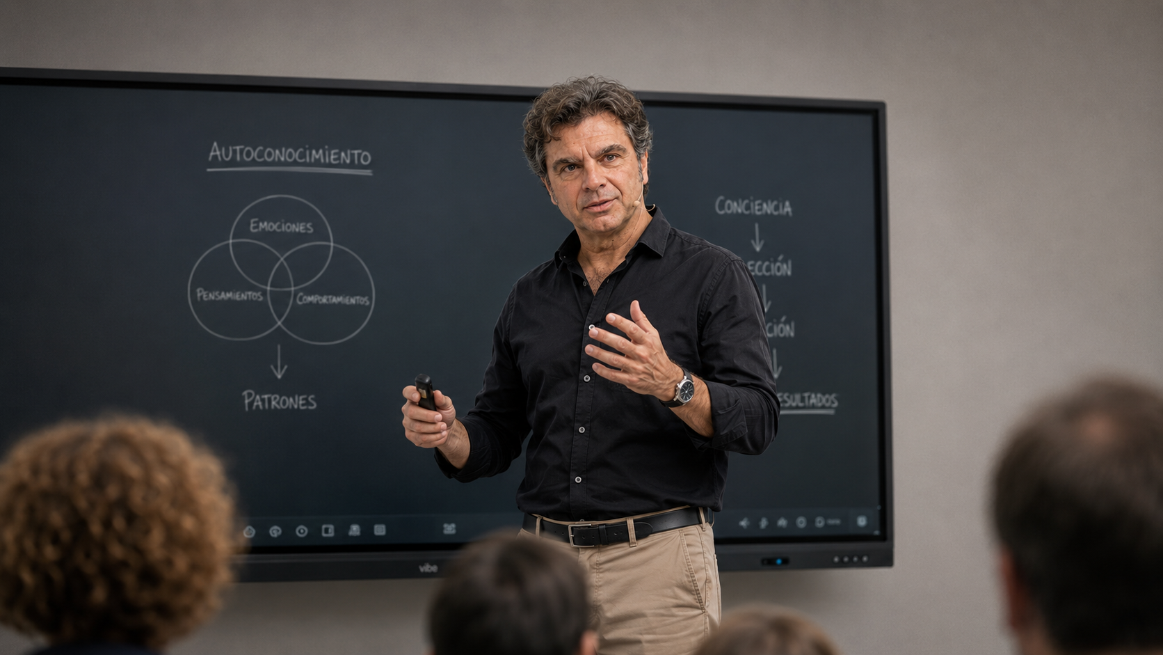 Presentador explicando sobre autoconocimiento con un diagrama en la pantalla.. Curso coaching en asturias